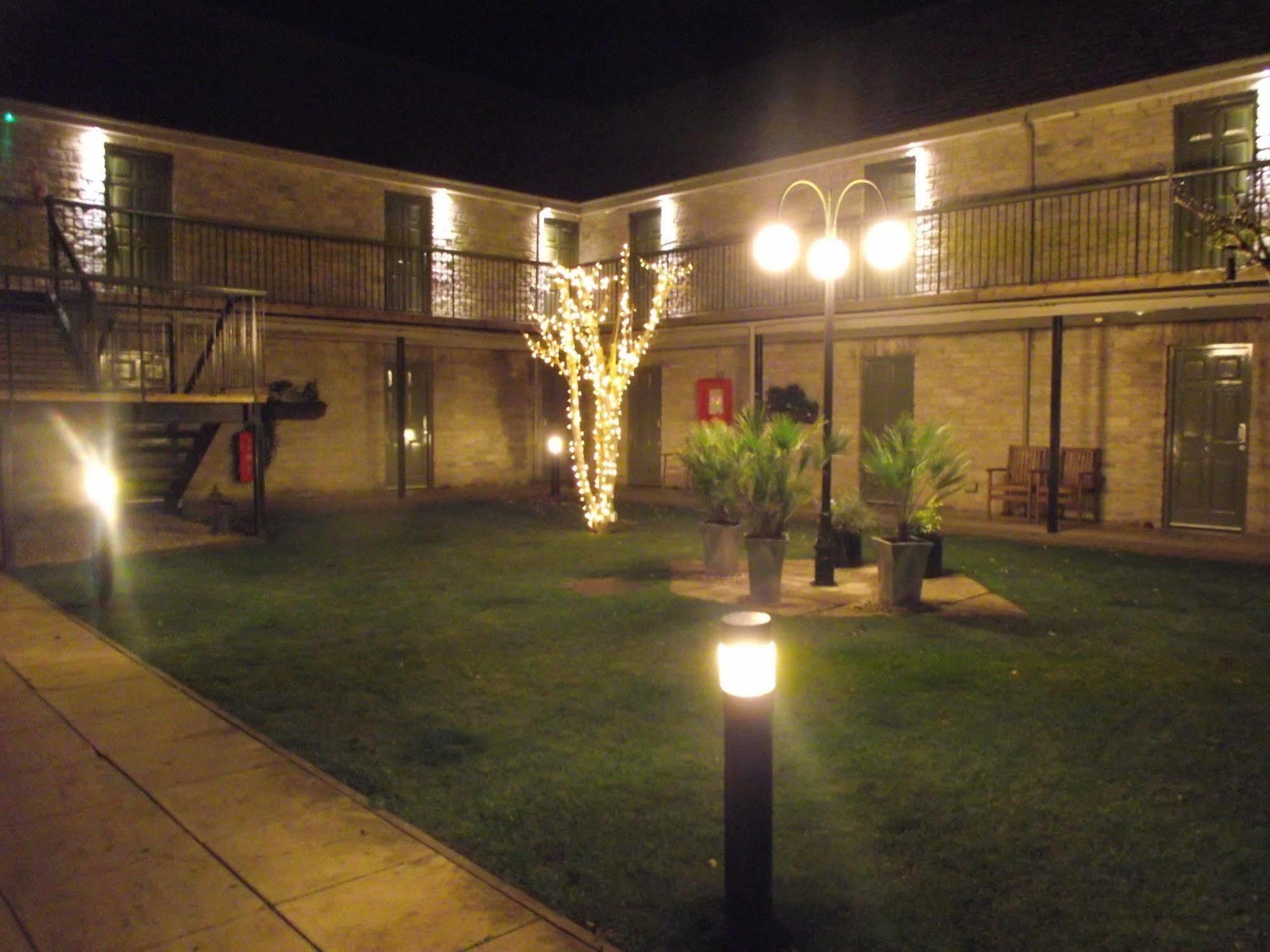 Sturdys Castle Motel Kidlington Kültér fotó